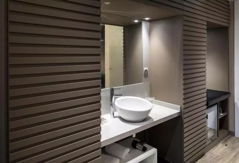 سوئیت جونیور با تراس, Catalonia Square 4* Sup