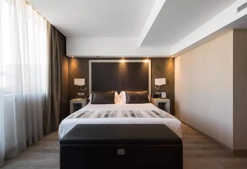 سوئیت جونیور با استخر, Catalonia Square 4* Sup