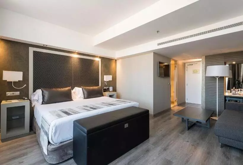 سوئیت جونیور با استخر, Catalonia Square 4* Sup