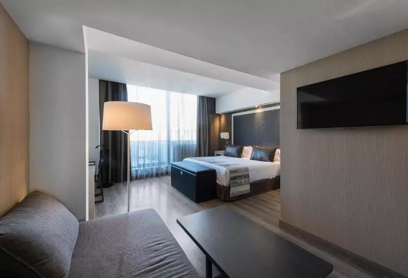 سوئیت جونیور با استخر, Catalonia Square 4* Sup
