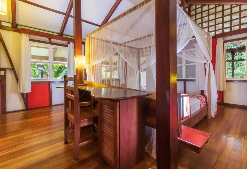 بنجلو سوبيريور, Namuwoki Lodge