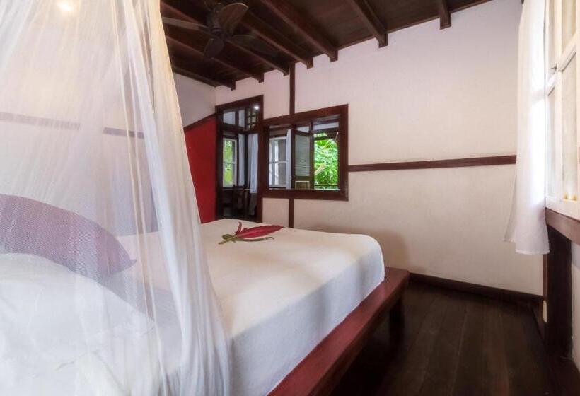 بنجلو عائلى, Namuwoki Lodge