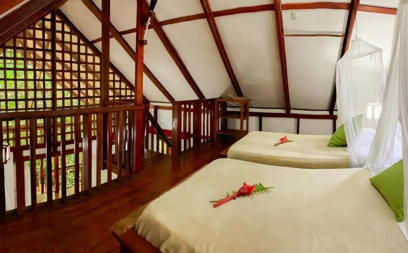 بنجلو عائلى, Namuwoki Lodge