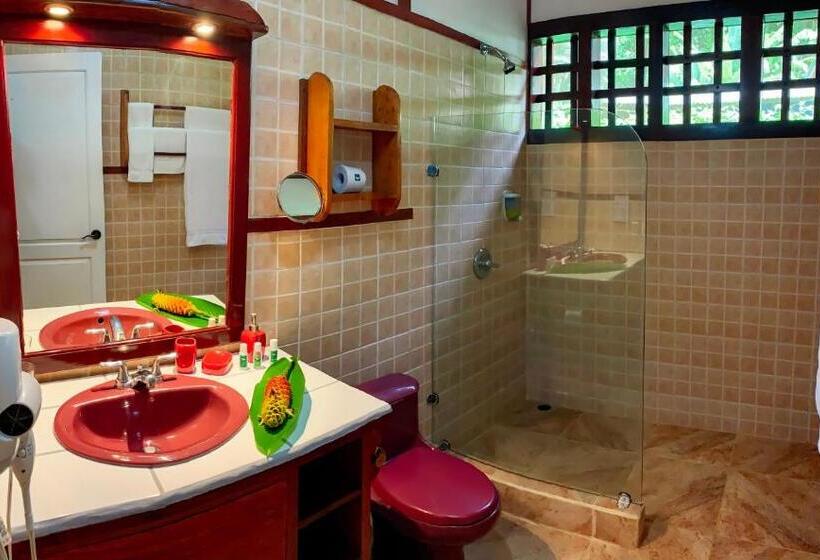 سوییت جونیور, Namuwoki Lodge