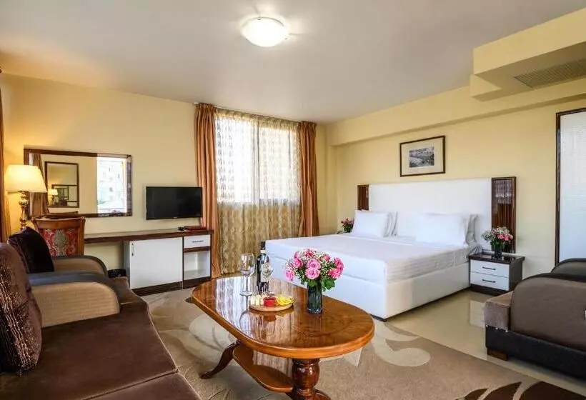 سوییت جونیور با بالکن, Royal Plaza By Stellar Hotels, Yerevan