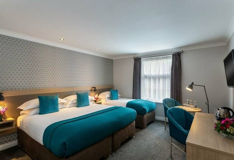 חדר סטנדרט לשלושה, The Ashe