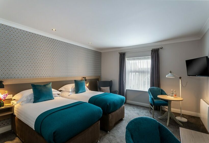 חדר סטנדרט לשלושה, The Ashe