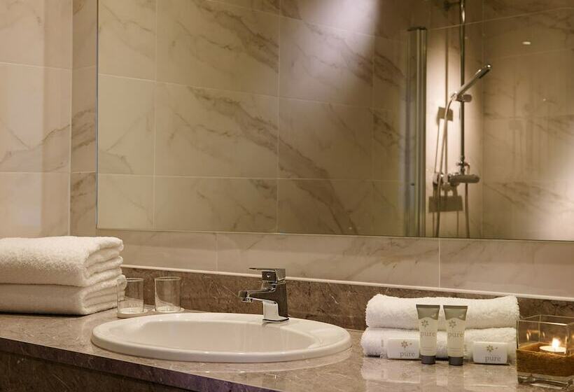 חדר סטנדרט לשלושה, The Ashe