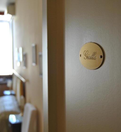 اتاق استاندارد سه نفره, A Teatro