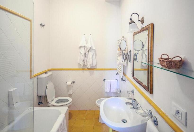 اتاق استاندارد سه نفره, A Teatro