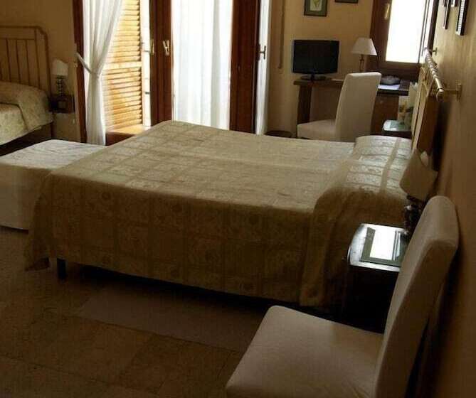 اتاق استاندارد سه نفره, A Teatro