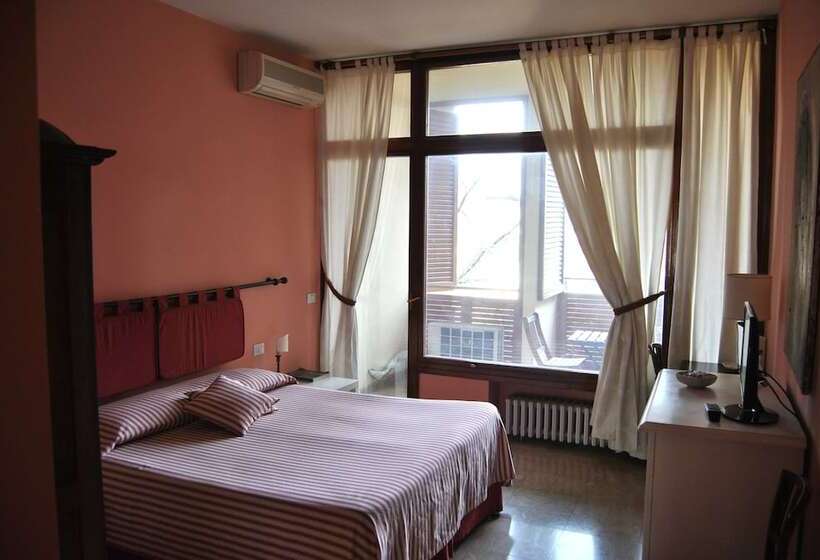 اتاق استاندارد سه نفره, A Teatro