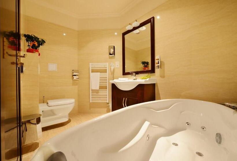 سوییت لوکس, Europa