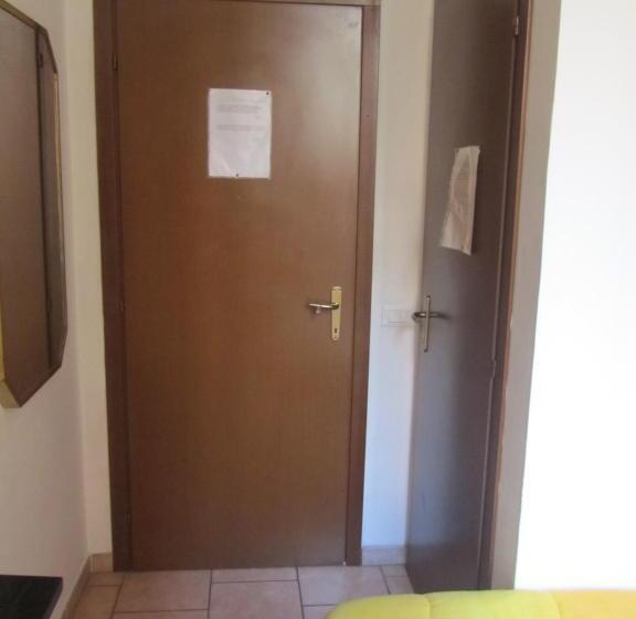 חדר סטנדרט יחיד, Gambara