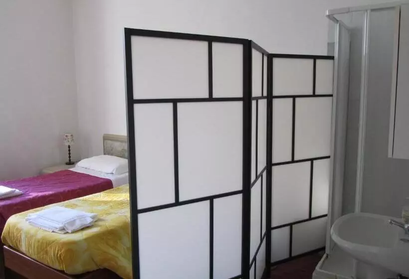 اتاق استاندارد سه تخته با سرویس بهداشتی مشترک, Gambara