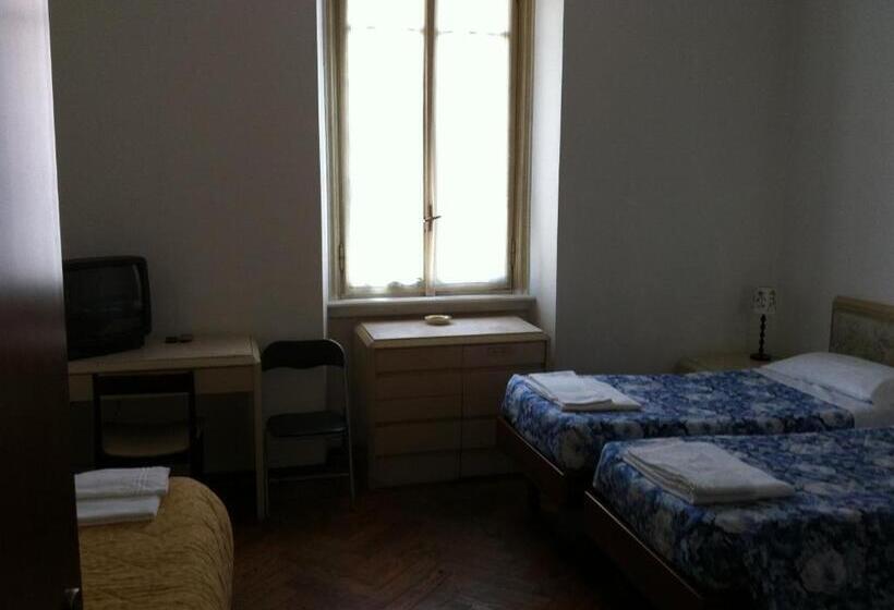 اتاق استاندارد سه تخته با سرویس بهداشتی مشترک, Gambara