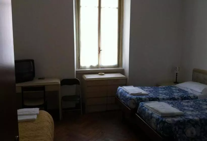 اتاق استاندارد سه تخته با سرویس بهداشتی مشترک, Gambara