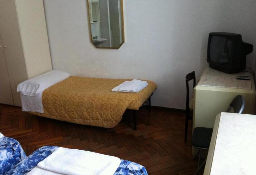 חדר סטנדרט לשלושה עם חדר אמבטיה משוף, Gambara