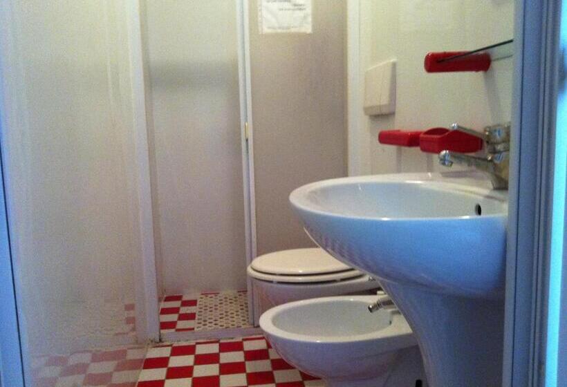 اتاق استاندارد سه نفره, Gambara