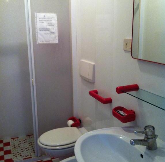 חדר סטנדרט לשלושה, Gambara