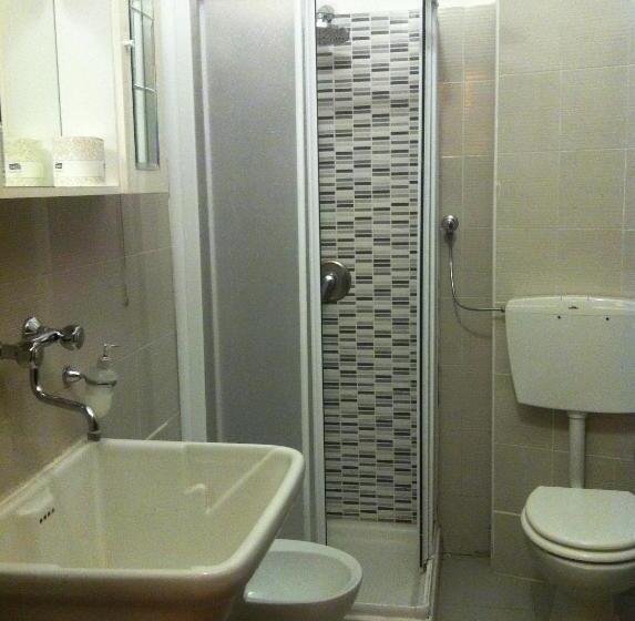 חדר מוזל מקלחת משותפת, Gambara