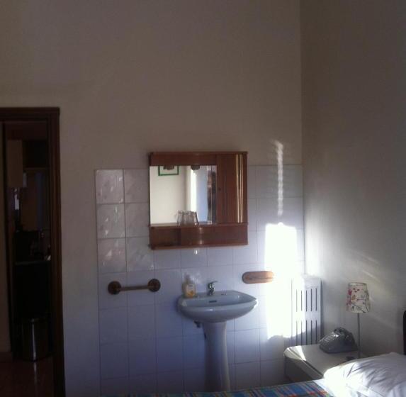 חדר מוזל מקלחת משותפת, Gambara