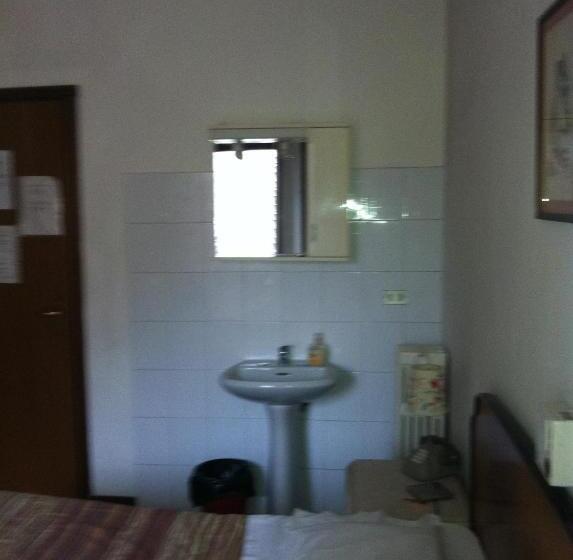 חדר מוזל מקלחת משותפת, Gambara