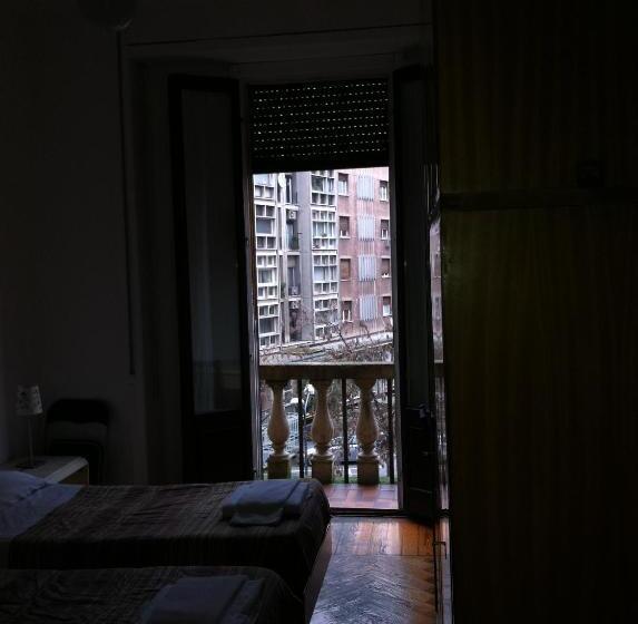 اتاق اکونومی با حمام مشترک, Gambara