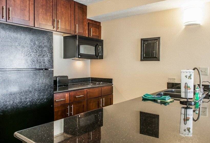 جناح, Quality Inn & Suites