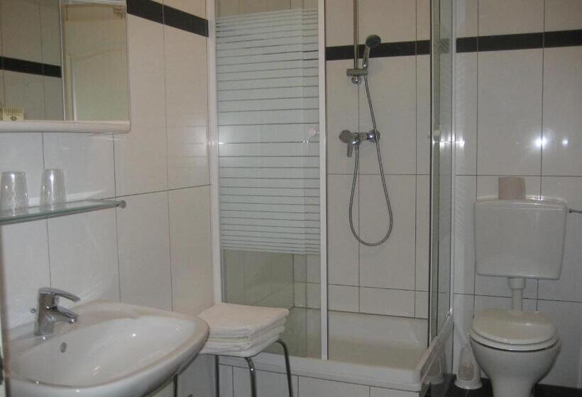 اتاق استاندارد چهار تخته, Pension Schottentor