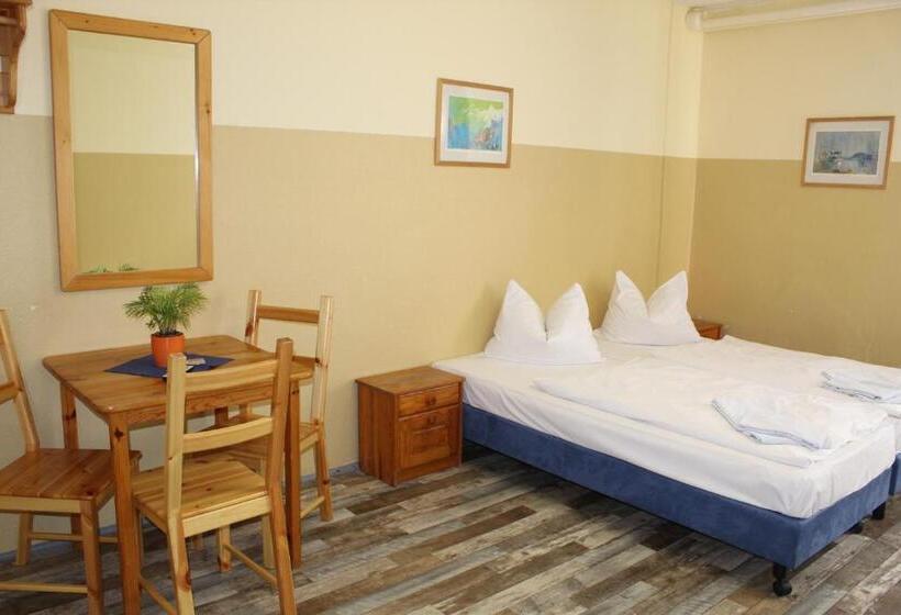 اتاق استاندارد سه تخته با سرویس بهداشتی مشترک, Pension Schwalbenweg