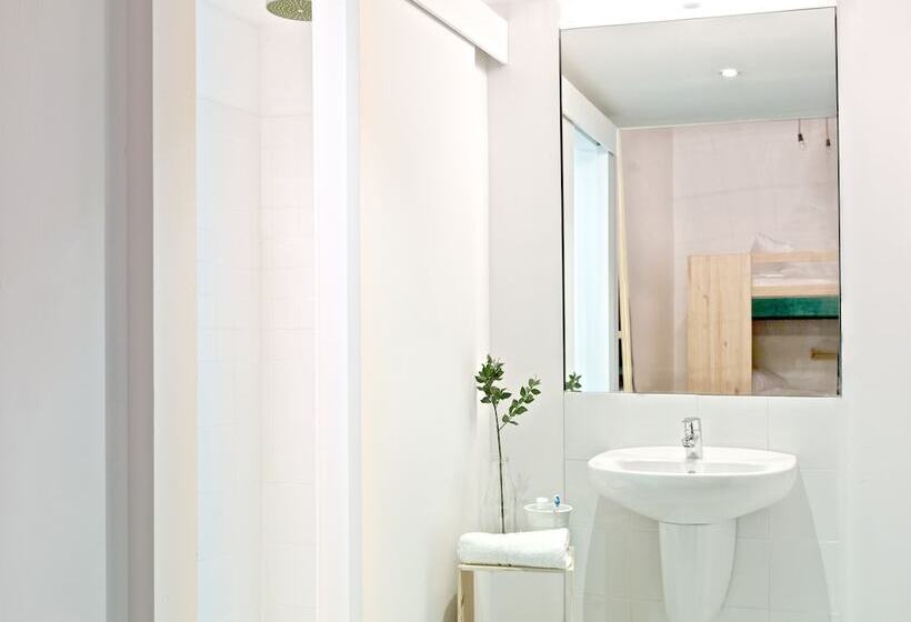 Bed in Shared Room with Shared Bathroom, The Hat Madrid