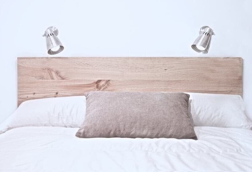 Bed in Shared Room with Shared Bathroom, The Hat Madrid