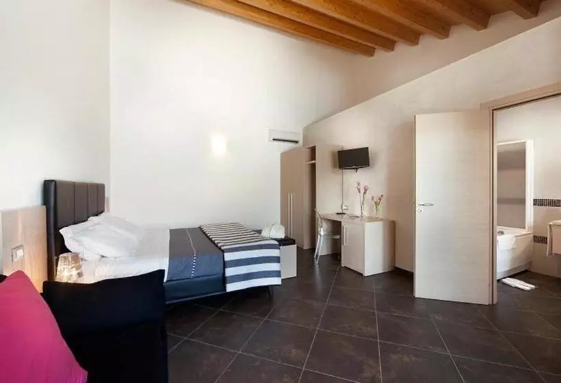 اتاق لوکس, Casato Licitra