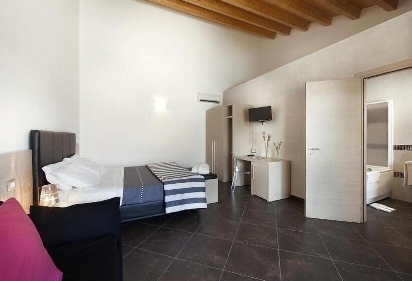 חדר דלוקס, Casato Licitra