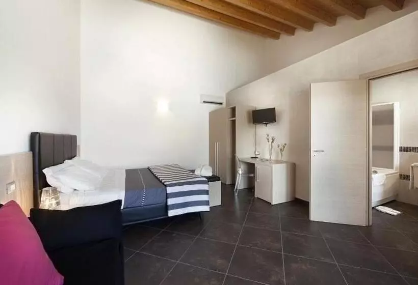 اتاق لوکس, Casato Licitra