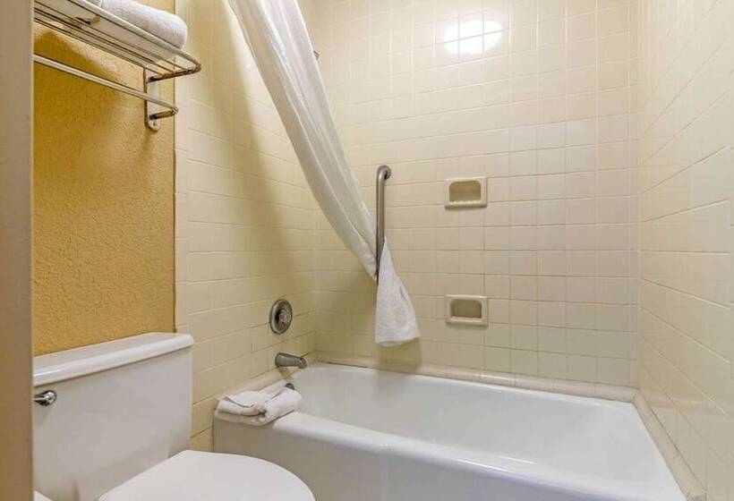 חדר סטנדרט שתי מיטות זוגיות, Days Inn By Wyndham Hinesville Near Fort Stewart, Newly Renovated, Free Hot Breakfast, Restaurant An