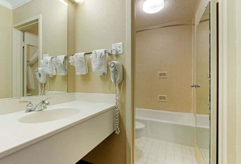 חדר סטנדרט שתי מיטות זוגיות, Days Inn By Wyndham Hinesville Near Fort Stewart, Newly Renovated, Free Hot Breakfast, Restaurant An