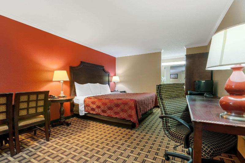 חדר סטנדרט עם מיטת קינג, Days Inn By Wyndham Hinesville Near Fort Stewart, Newly Renovated, Free Hot Breakfast, Restaurant An