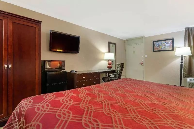 キングサイズベッドのスタンダードルーム, Days Inn By Wyndham Hinesville Near Fort Stewart, Newly Renovated, Free Hot Breakfast, Restaurant An