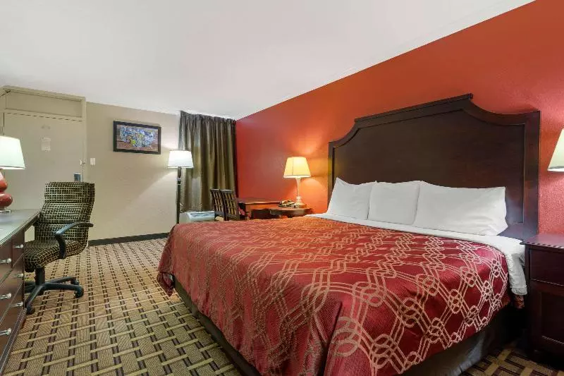 キングサイズベッドのスタンダードルーム, Days Inn By Wyndham Hinesville Near Fort Stewart, Newly Renovated, Free Hot Breakfast, Restaurant An