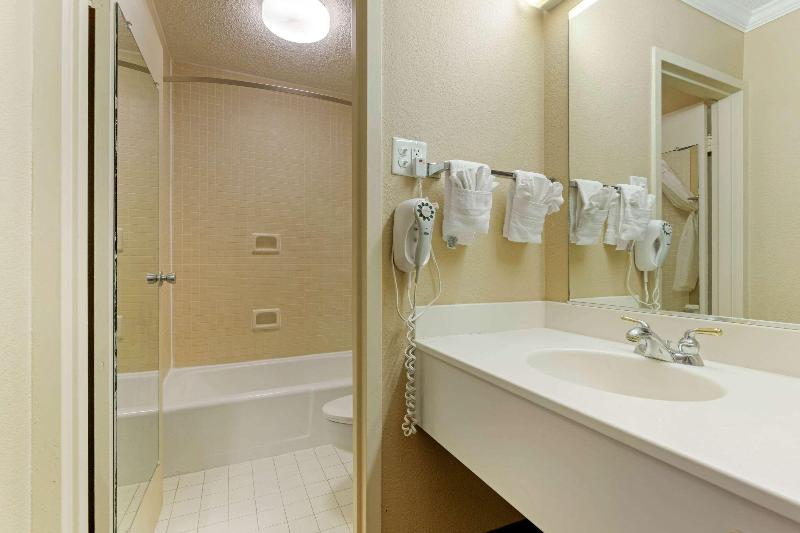 Номер Стандарт, Days Inn By Wyndham Hinesville Near Fort Stewart, Newly Renovated, Free Hot Breakfast, Restaurant An