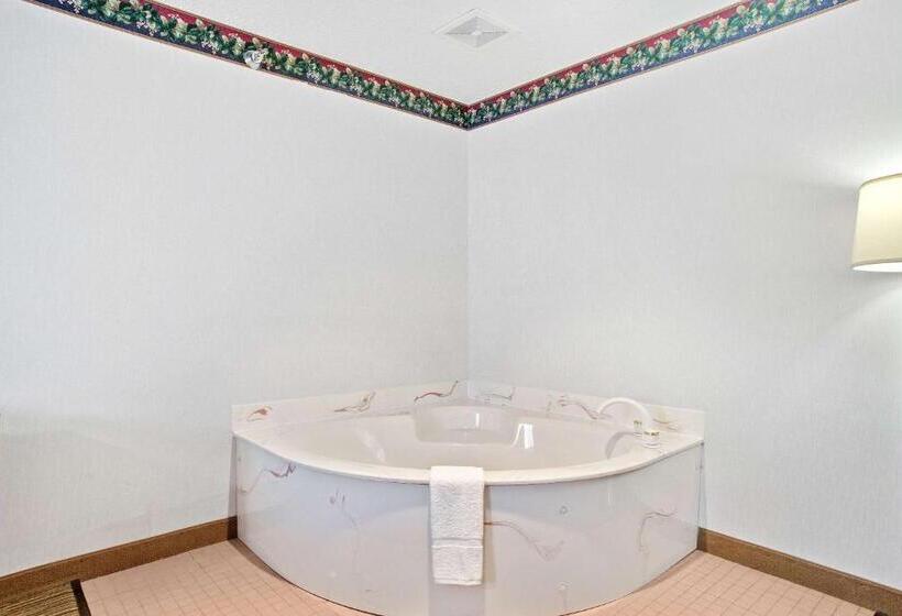 جناح مزود بجاكوزى, Everspring Inn & Suites