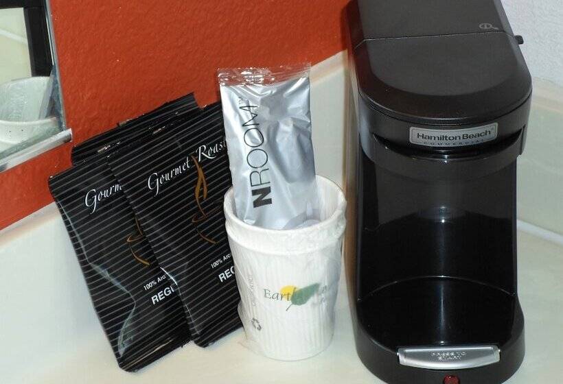 חדר סטנדרט שתי מיטות זוגיות, Howard Johnson By Wyndham Las Vegas Near The Strip