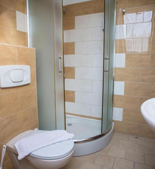 غرفة قياسية رباعية, Le Rose