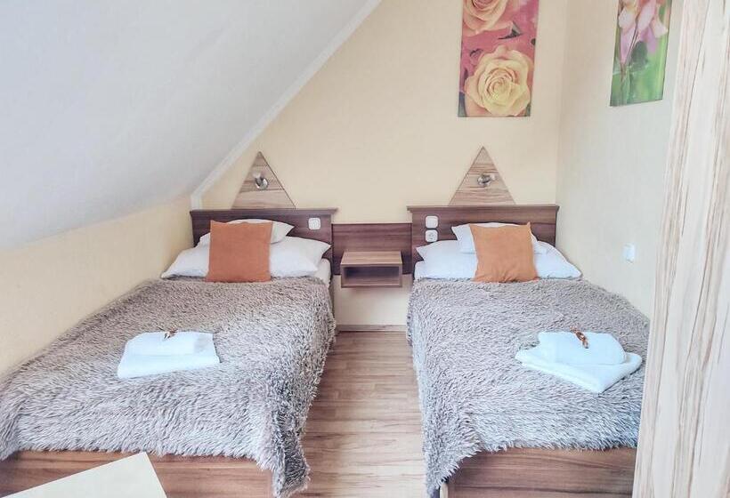 غرفة قياسية ثلاثية, Le Rose