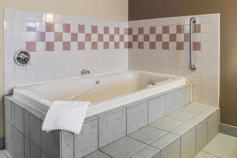 غرفة قياسية سرير كينج, Quality Inn