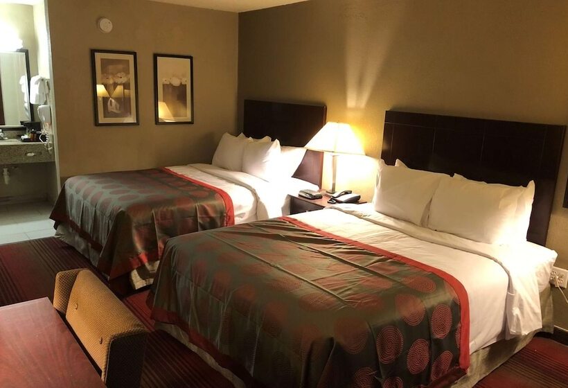 غرفة ديلوكس مطلة على حمام السباحة, Michigan City Inn