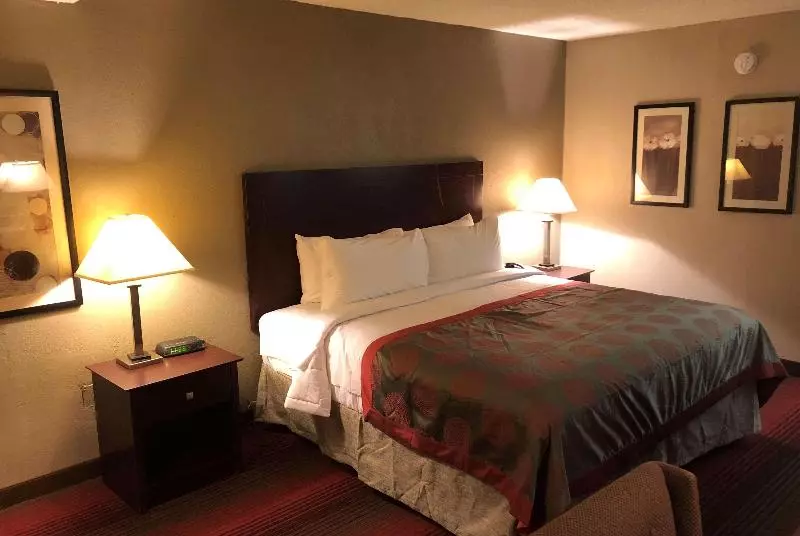 キングサイズベッドのスタンダードルーム, Michigan City Inn