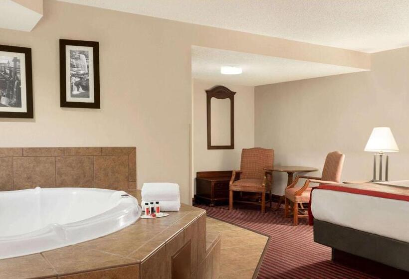 מיטת קינג בסוויטה, Ramada By Wyndham Pigeon Forge North
